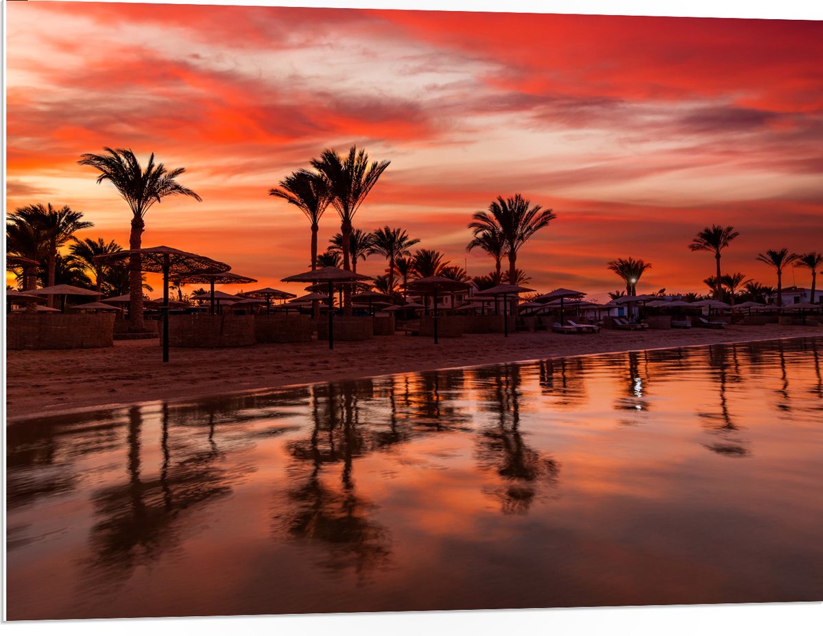 PVC Schuimplaat - Strand - Zee - Zonsondergang - Parasols - Palmbomen - 100x75 cm Foto op PVC Schuimplaat (Met Ophangsysteem)