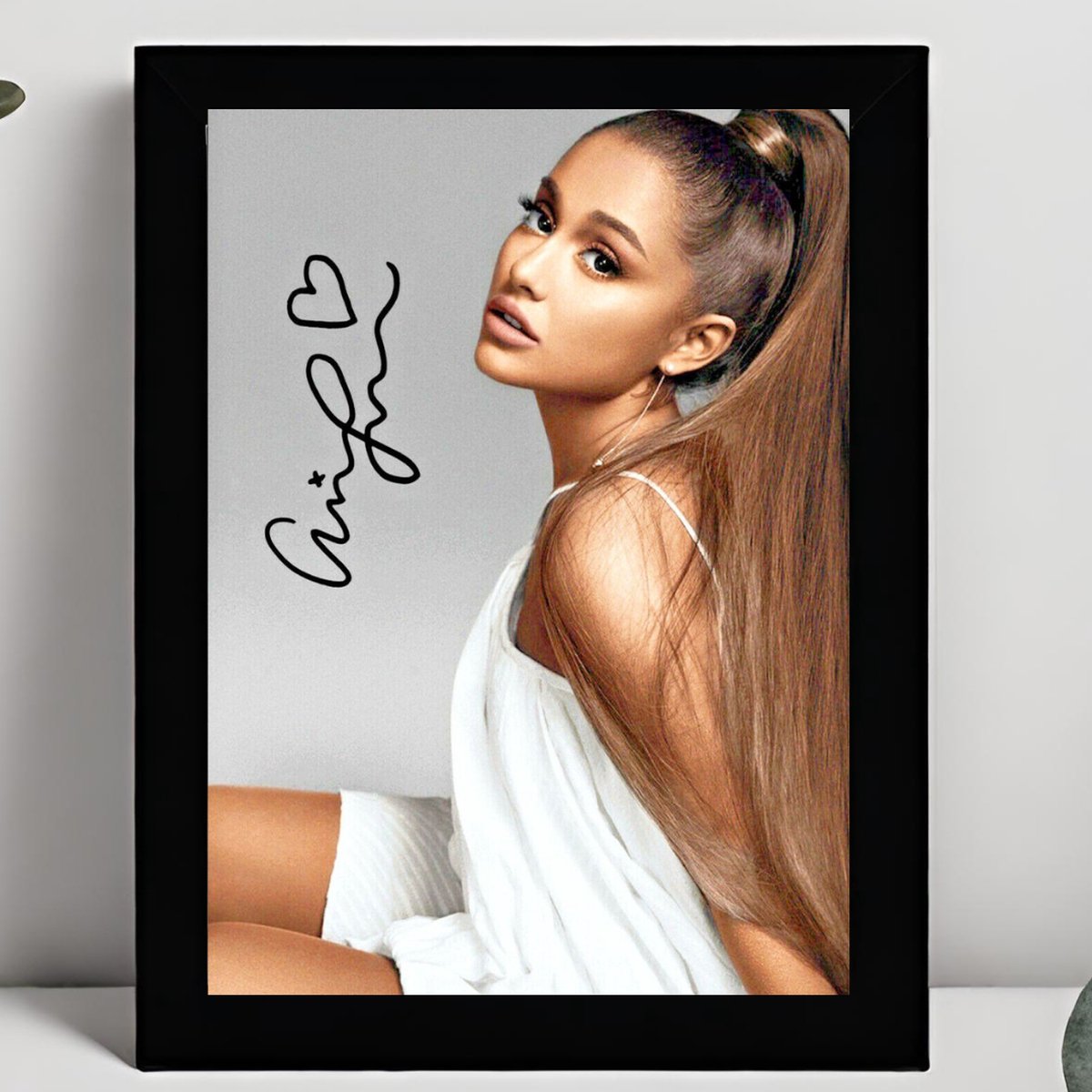 Ariana Grande handtekening - Ingelijst - Zwart frame - 15x10 cm | bol