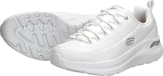 Witte Skechers damessneakers met vetersluiting en een dikke witte zool. Perforaties op de neus en zijkant.