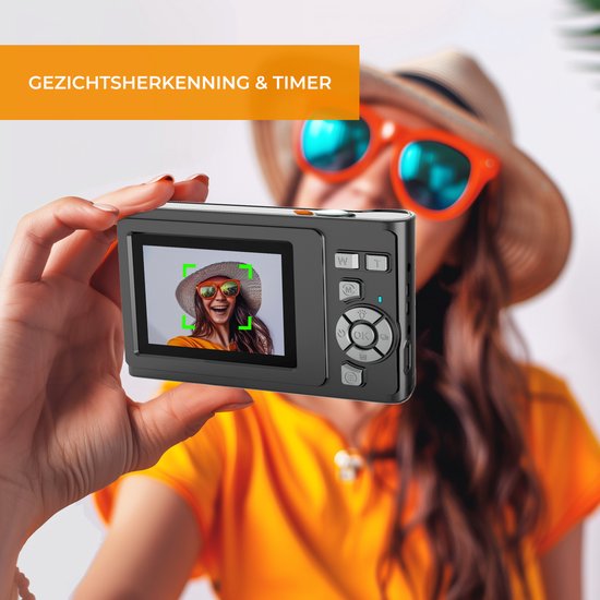 Een vrouw met zonnebril en hoed houdt een camera met scherm vast. Het scherm toont een selfie met gezichtsherkenning. Tekst: 'GEZICHTSHENKENNING & TIMER'.