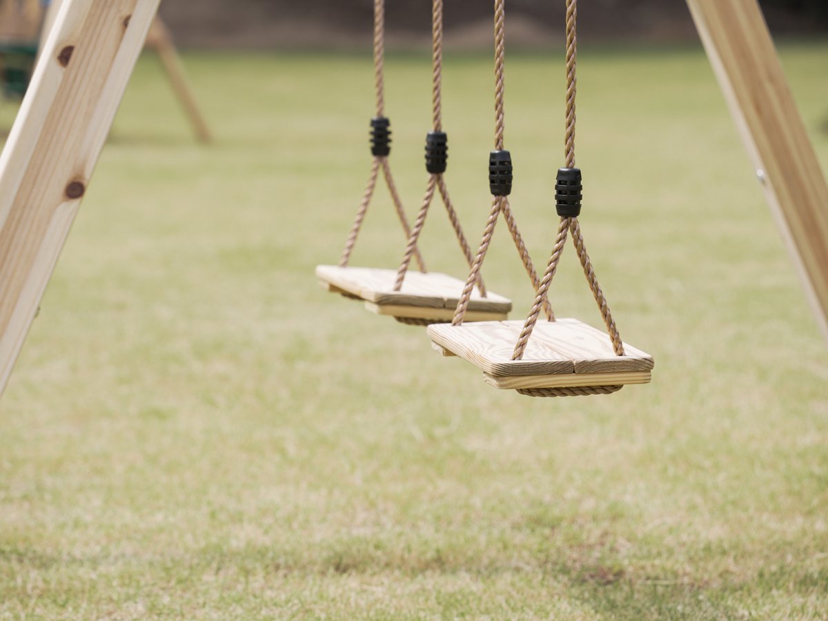AXI Yuna Dubbele houten Schommel Bruin - FSC hout - Vrijstaande schommelset met 2 houten schommelzitjes - Schommelset voor kinderen - 10 jaar Garantie — afbeelding 3