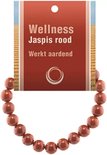 Rode jaspis kralen armband met een kaart. De armband is gebogen en de kralen zijn rond.