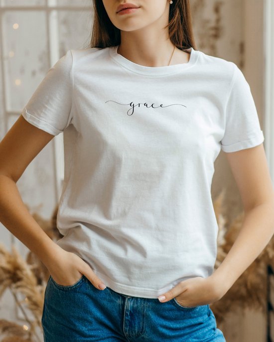 T-shirt - Merk: June Spring - Maat: M / Medium - Print: Grace - Wit Shirt voor Dames - T-shirt met Print - Grace T-shirt - Vrouwen Shirt - Hoge Kwaliteit - Luxe T-Shirt met Dames Print - White Tee with Grace