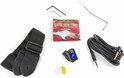 Een verzameling gitaaraccessoires: gitaarband, plectrums, stemapparaat, kabels, inbussleutels en een pakje snaren.