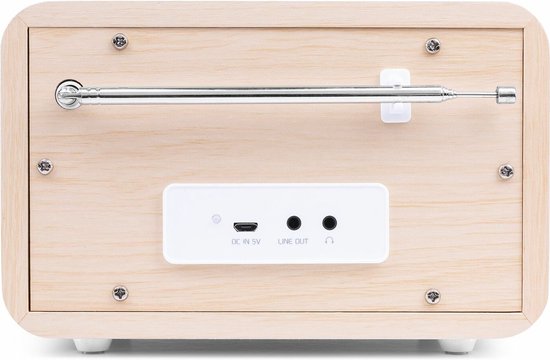 Achterkant van een witte retro radio met houten zijkanten, met poorten en antenne.