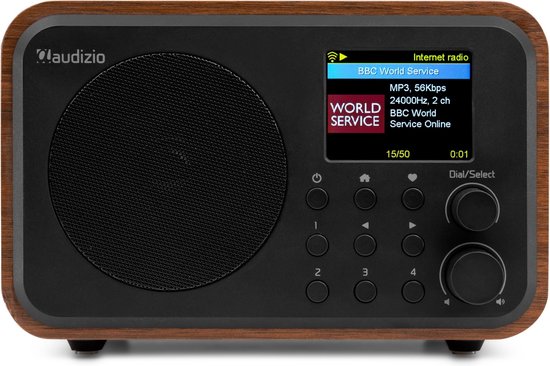 DAB radio met houten behuizing, zwart front met luidspreker, display met internetradio zender. Draaiknoppen voor selectie.