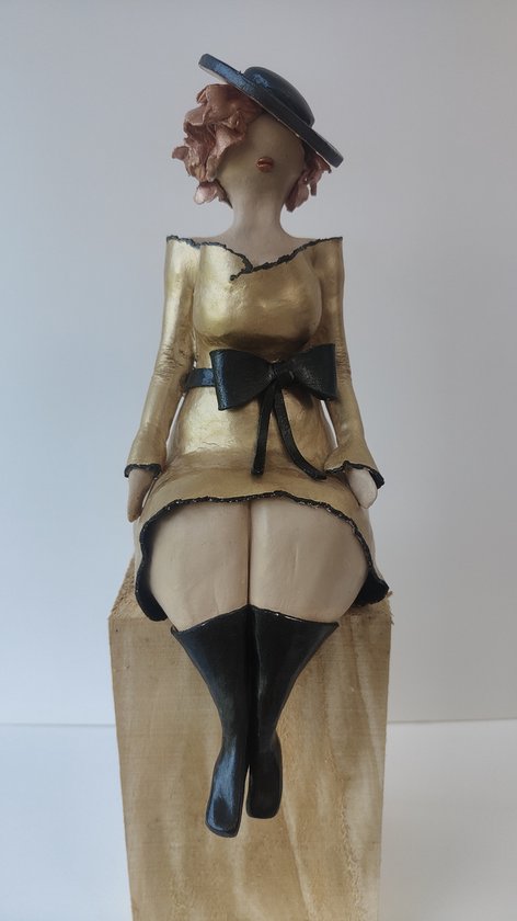 Evita- Adeline-Beeld dikke dame- gouden jurk met zwarte laarzen- zittend beeld -handgemaakt-klei-nederlands product- 33cm hoog-decoratie interieur-ongewoonbijzonder-kunst-uniek beeld-dikke dames