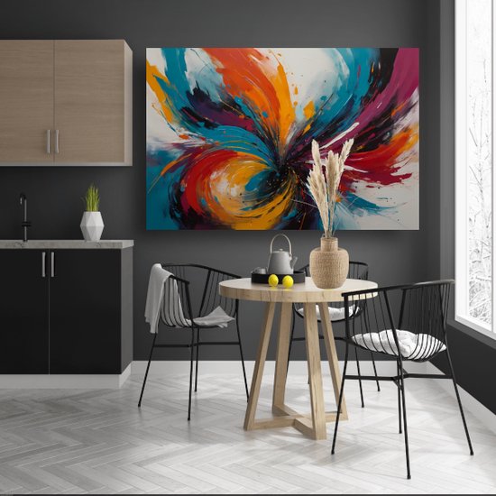 Abstract schilderij met wervelende kleuren zoals rood, oranje, blauw en paars, hangend in een eetkamer.