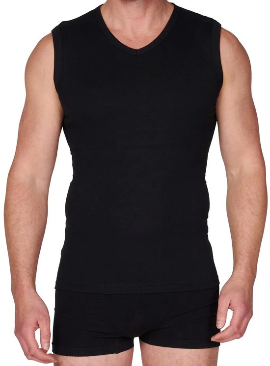 Man in zwart mouwloos shirt met V-hals en zwarte boxershorts.