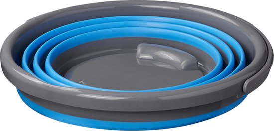 Seau bleu et gris plié, enroulé à plat.
