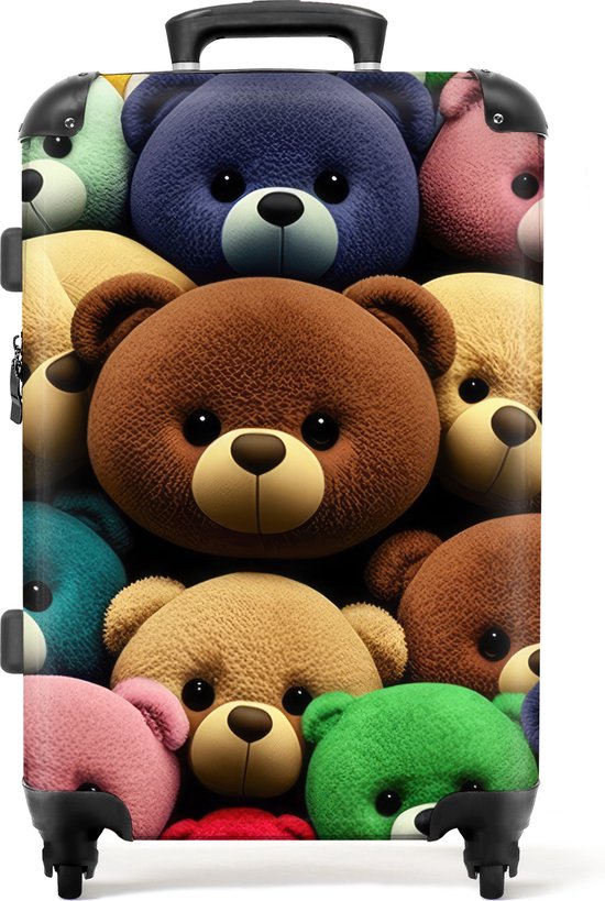 Zwarte koffer, gesloten, met een print van een stapel bruine, blauwe, roze, gele en groene teddyberen. De koffer staat op wieltjes.