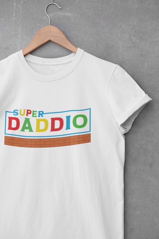 Shirt - Super daddio - Wurban Wear | Grappig shirt | Leuk cadeau | Unisex tshirt | Vaderdag cadeau | Cadeau voor vader | Voetbal | Gewichten | Wit & Zwart