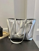 Metallic strandtas - Zilver - 38 x 26 x 11.5 cm - Handtas met ritssluiting - Grijs handvat - Schoudertas voor vrouwen - Zwemtas, sporttas, grote shopper, badtas - Grote capaciteit - Dubbelle handvaten