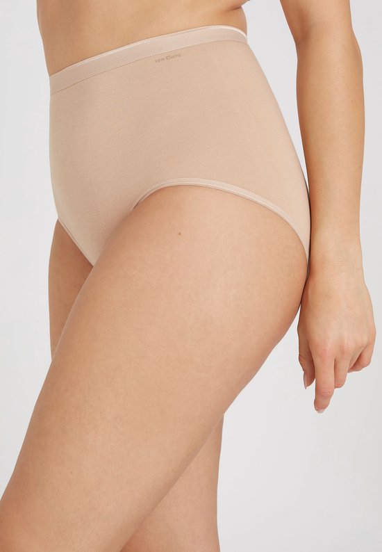 Detail van een beige slip met hoge taille. Zichtbaar is het subtiele 'Ten Cate' logo.