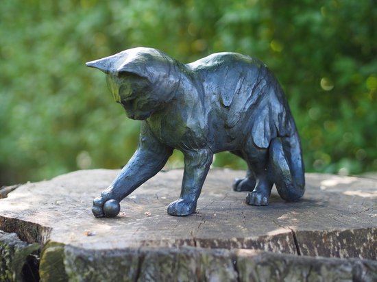 brons beeld - tuinbeeld - Kat spelend met bal - bronzartes - 20 cm hoog