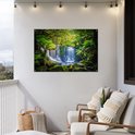 Waterval in een groen bos, met varens en mos, op een wit balkon.