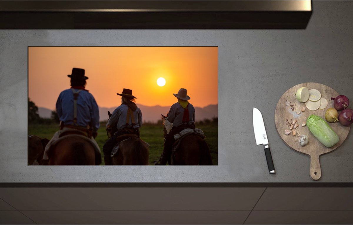 Inductieplaat Beschermer - Achteraanzicht van Drie Cowboys op Paarden tijdens Felle Zonsondergang - 85x51 cm - 2 mm Dik - Inductie Beschermer - Bescherming Inductiekookplaat - Kookplaat Beschermer van Zwart Vinyl