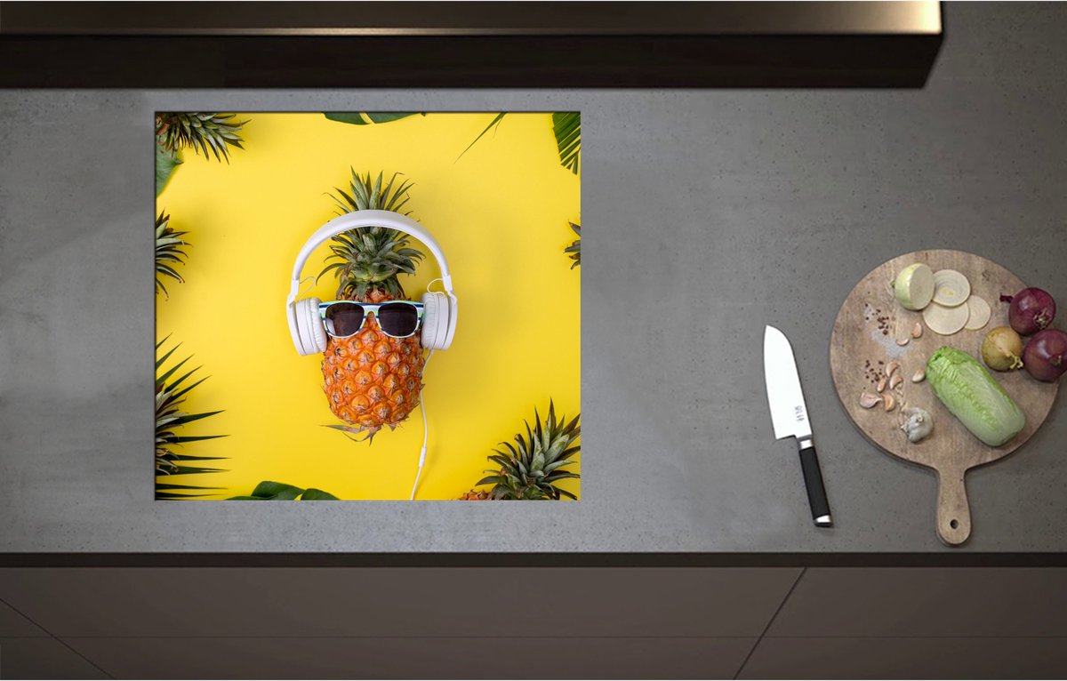 Inductieplaat Beschermer - Ananas met Witte Headset op Felgele Achtergrond - 60x55 cm - 2 mm Dik - Inductie Beschermer - Bescherming Inductiekookplaat - Kookplaat Beschermer van Zwart Vinyl