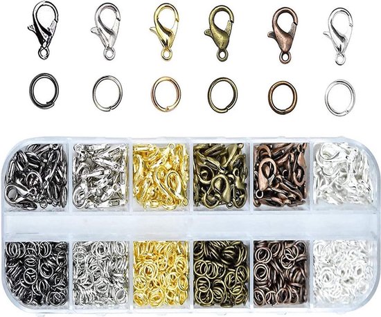 Een assortiment van zilveren, gouden, bronskleurige en antieke metalen karabijnsluitingen en splitringen, georganiseerd in een doorzichtig plastic bakje met 12 vakjes.