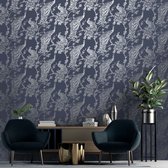 DUTCH-WALLCOVERINGS-Behang-Peacock-marineblauw-en-zilverkleurig