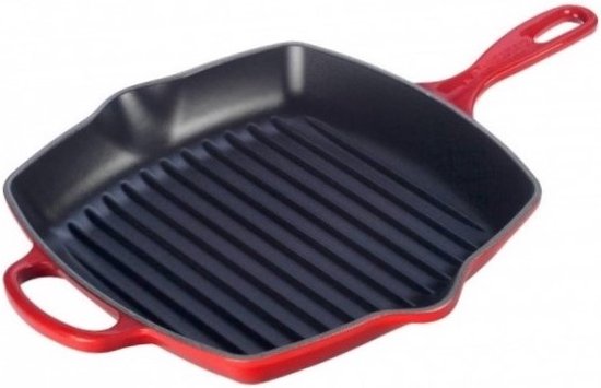Kersenrode vierkante grillpan met zwarte geribbelde binnenzijde en een handvat.
