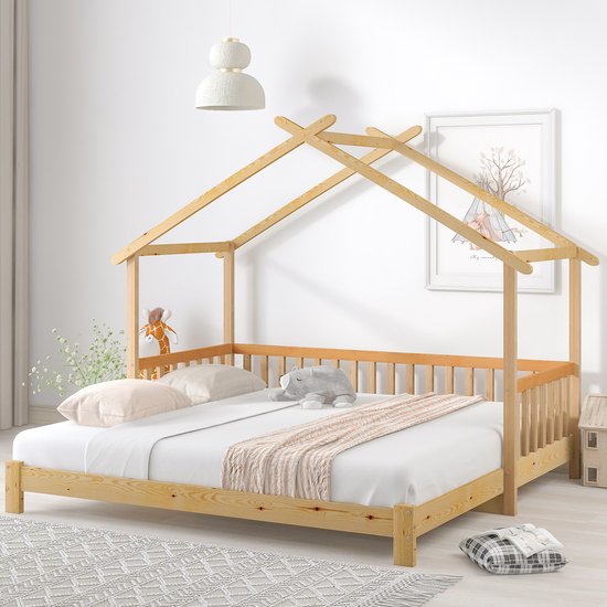 Huisbedframe van natuurlijk massief hout, met spijlen, een dakconstructie, kussens en knuffels.