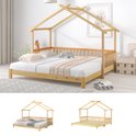 Houten huisbed met spijlen en matras, versierd met kussens en knuffels. Twee kleinere afbeeldingen tonen het bed in andere configuraties.