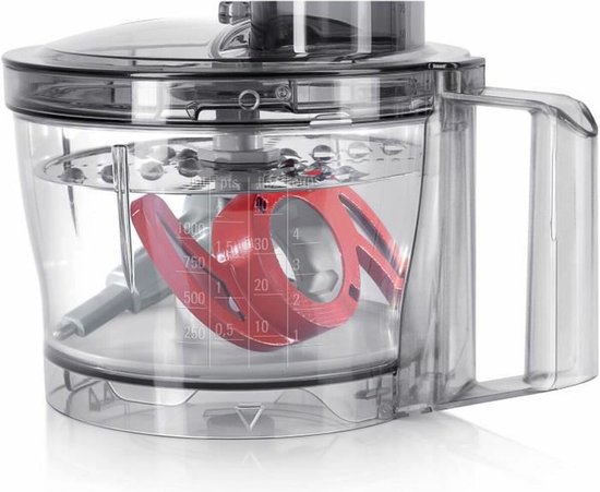 Detail van de transparante kan van een Bosch keukenmachine met rode mix-inzet.