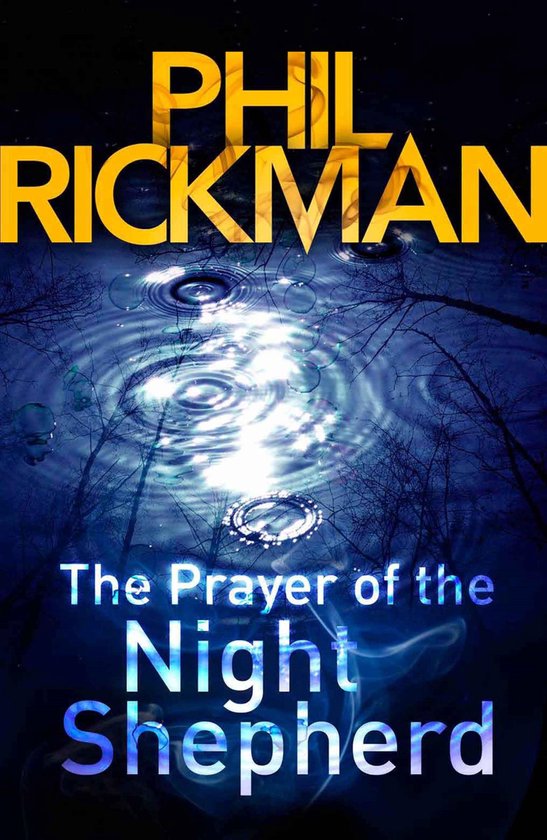 Boekomslag: 'The Prayer of the Night Shepherd' door Phil Rickman, met waterrimpelingen en silhouetten van bomen.