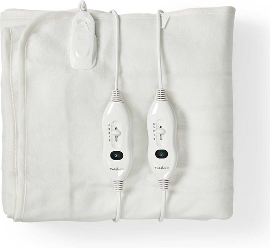 Opgevouwen witte elektrische deken met twee bedieningselementen en een apart bedieningselement.