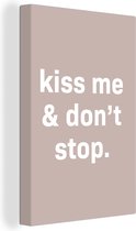 Canvas Schilderij Valentijn - Kiss me & don't stop - Quotes - Spreuken - 60x90 cm - Wanddecoratie