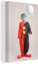 Canvas Schilderij Een clown die een ballon vast houdt - 20x30 cm - Wanddecoratie