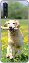 Convient pour coque Samsung Galaxy A50 - Golden Retriever avec une branche dans la bouche parmi les fleurs jaunes - Coque de téléphone en Siliconen