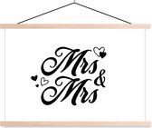 Posterhanger incl. Poster - Schoolplaat - Trouwen - Quotes - 'Mrs & Mrs' - Spreuken - 150x100 cm - Blanke latten