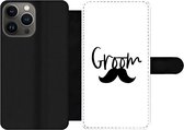 Bookcase Geschikt voor iPhone 13 Pro telefoonhoesje - Quotes - Trouwen - 'Groom' - Spreuken - Met vakjes - Wallet case met magneetsluiting