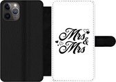 Bookcase Geschikt voor iPhone 11 Pro Max telefoonhoesje - 'Mrs & Mrs' - Spreuken - Quotes - Trouwen - Met vakjes - Wallet case met magneetsluiting