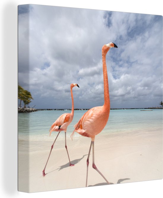 Canvas Schilderij Twee trotse flamingo's lopen over het strand - 20x20 cm - Wanddecoratie