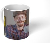 Mok - Een man met een bruine snor drinkt koffie - 350 ML - Beker