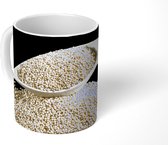 Mok - Een witte porseleinen lepel met Quinoa korrels - 350 ML - Beker
