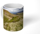 Mok - Groene bergen in het Nationaal park Brecon Beacons in Engeland - 350 ML - Beker