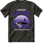 A Bad Day Fishing - Vissen T-Shirt | Paars | Grappig Verjaardag Vis Hobby Cadeau Shirt | Dames - Heren - Unisex | Tshirt Hengelsport Kleding Kado - Donker Grijs - XL