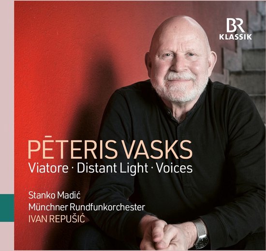 Albumhoes met een portret van Pēteris Vasks. BR Klassik logo. Titel: Viatore · Distant Light · Voices.