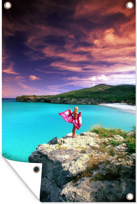 Tuinposters buiten Vrouw op de rotsen bij het strand de Kleine Knip op Curaçao - 60x90 cm - Tuindoek - Buitenposter