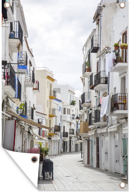 Tuindecoratie Lopen door de straten van Ibiza, Spanje - 40x60 cm - Tuinposter - Tuindoek - Buitenposter