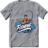 Fishing - Vissen T-Shirt | Grappig Verjaardag Vis Hobby Cadeau Shirt | Dames - Heren - Unisex | Tshirt Hengelsport Kleding Kado - Donker Grijs - Gemaleerd - M
