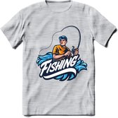 Fishing - Vissen T-Shirt | Grappig Verjaardag Vis Hobby Cadeau Shirt | Dames - Heren - Unisex | Tshirt Hengelsport Kleding Kado - Licht Grijs - Gemaleerd - L