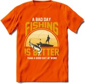 A Bad Day Fishing - Vissen T-Shirt | Geel | Grappig Verjaardag Vis Hobby Cadeau Shirt | Dames - Heren - Unisex | Tshirt Hengelsport Kleding Kado - Oranje - S