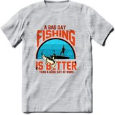 A Bad Day Fishing - Vissen T-Shirt | Oranje | Grappig Verjaardag Vis Hobby Cadeau Shirt | Dames - Heren - Unisex | Tshirt Hengelsport Kleding Kado - Licht Grijs - Gemaleerd - L