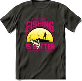 A Bad Day Fishing - Vissen T-Shirt | Roze | Grappig Verjaardag Vis Hobby Cadeau Shirt | Dames - Heren - Unisex | Tshirt Hengelsport Kleding Kado - Donker Grijs - XL