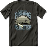 A Bad Day Fishing - Vissen T-Shirt | Grijs | Grappig Verjaardag Vis Hobby Cadeau Shirt | Dames - Heren - Unisex | Tshirt Hengelsport Kleding Kado - Donker Grijs - L